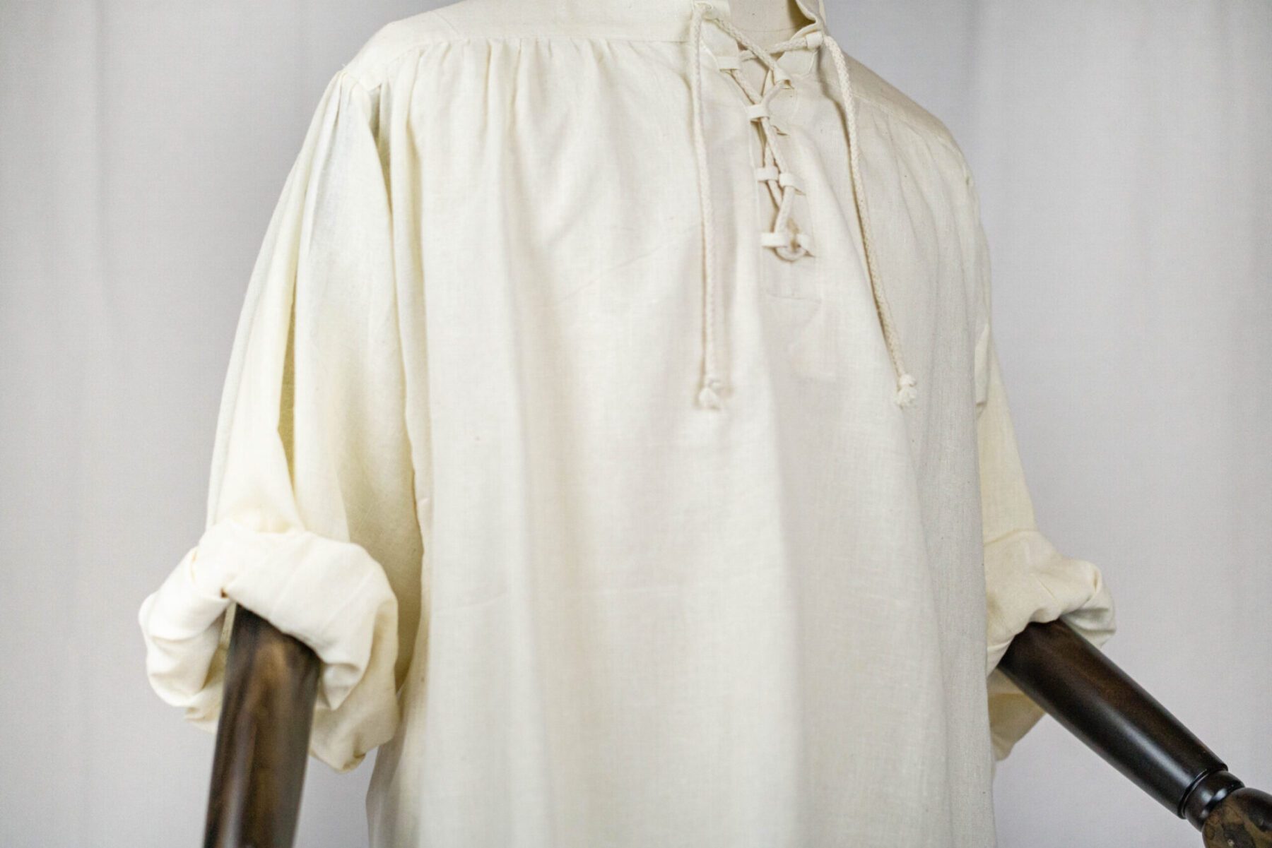 DSC02473 Schnürhemd mit Schlaufen am Ausschnitt Modell Alexander