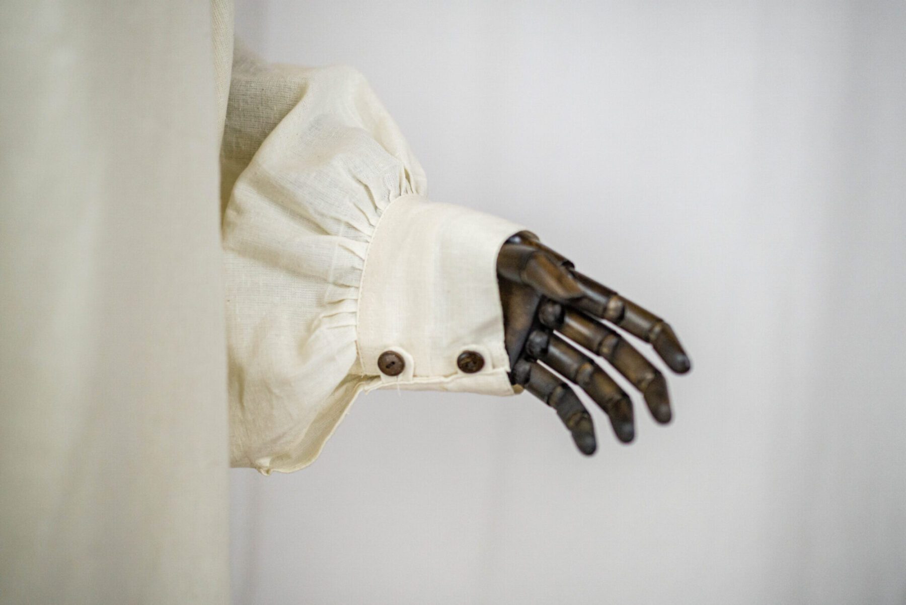 DSC02467 Schnürhemd mit Schlaufen am Ausschnitt Modell Alexander