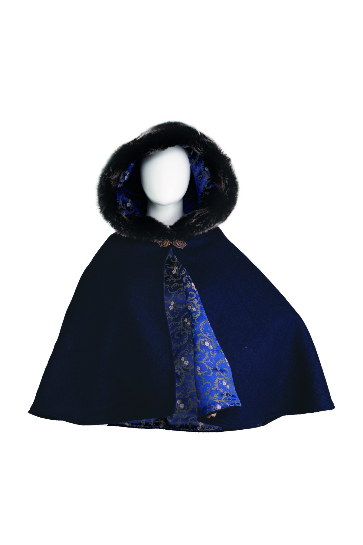 Get_Natural_Fotos_Hochkant16-Shney-B-B Gugel Kurzcape aus Schurwolle Modell Shney mit Fell an der Kapuze blau