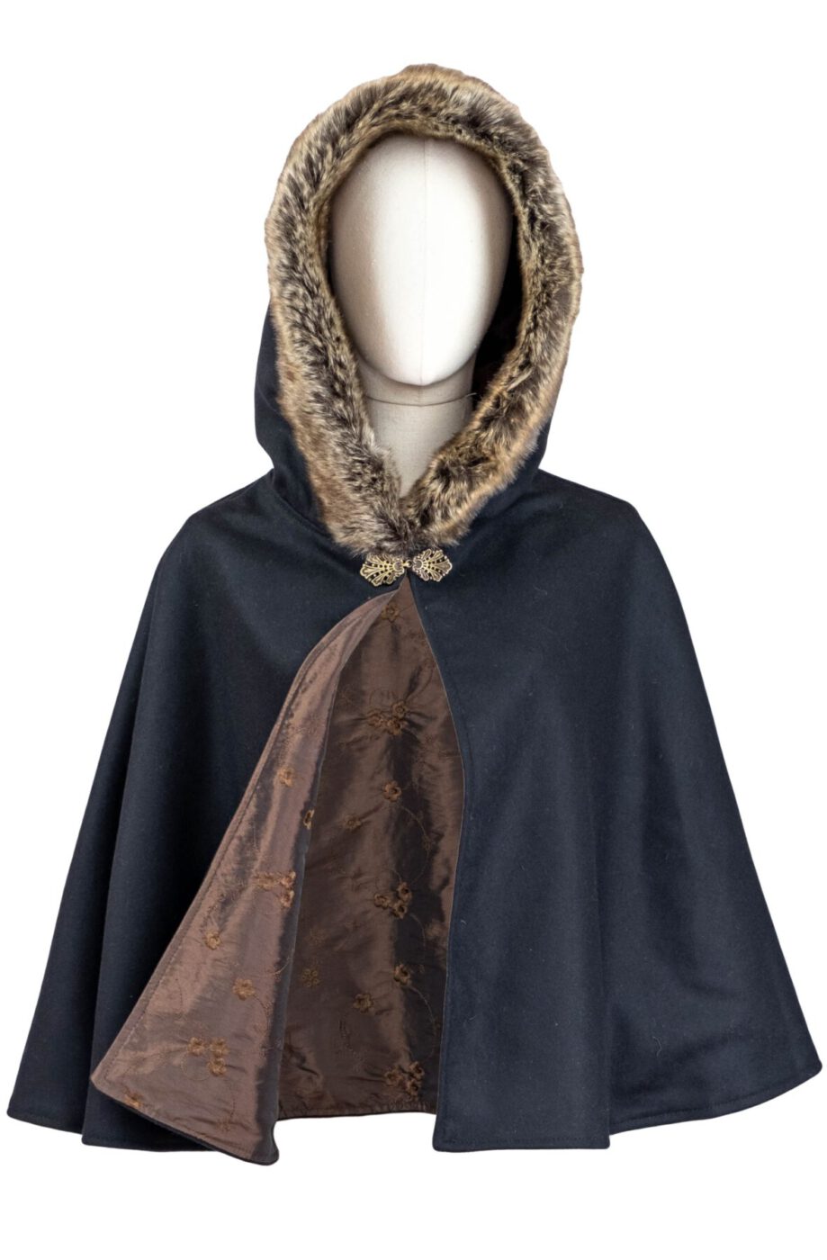 Produktfoto_02_0037_DSCF2903_Schwarz-Braun Gugel Kurzcape Sheny mit fell an der Kapuze schwarz mit bruanem Innenfutter