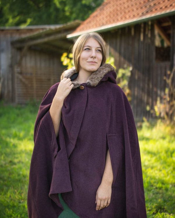Cape of virgin wool with faux fur on the hood model Indra