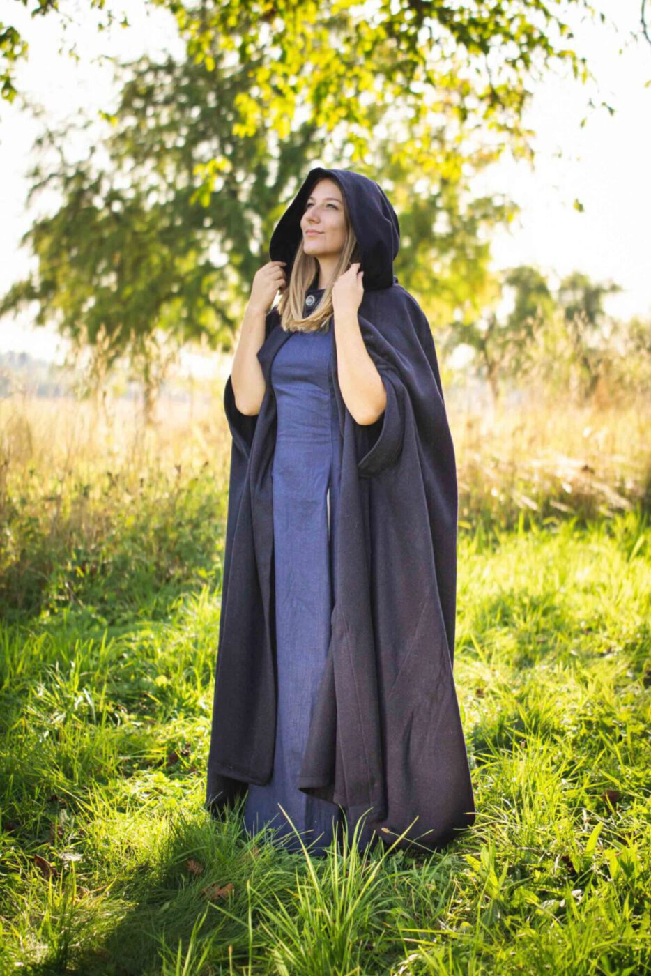 Virgin wool cape model Dalia with round hood