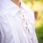 Trachtenhemd mit spitzem Kragen und Riegeln Modell Albrecht