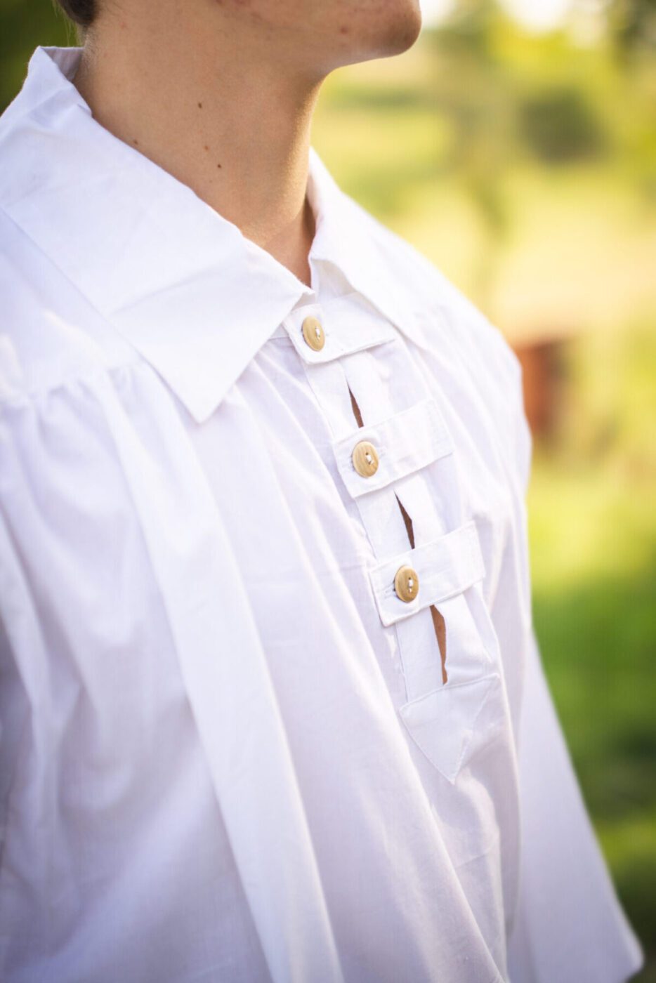 Trachtenhemd mit spitzem Kragen und Riegeln Modell Albrecht