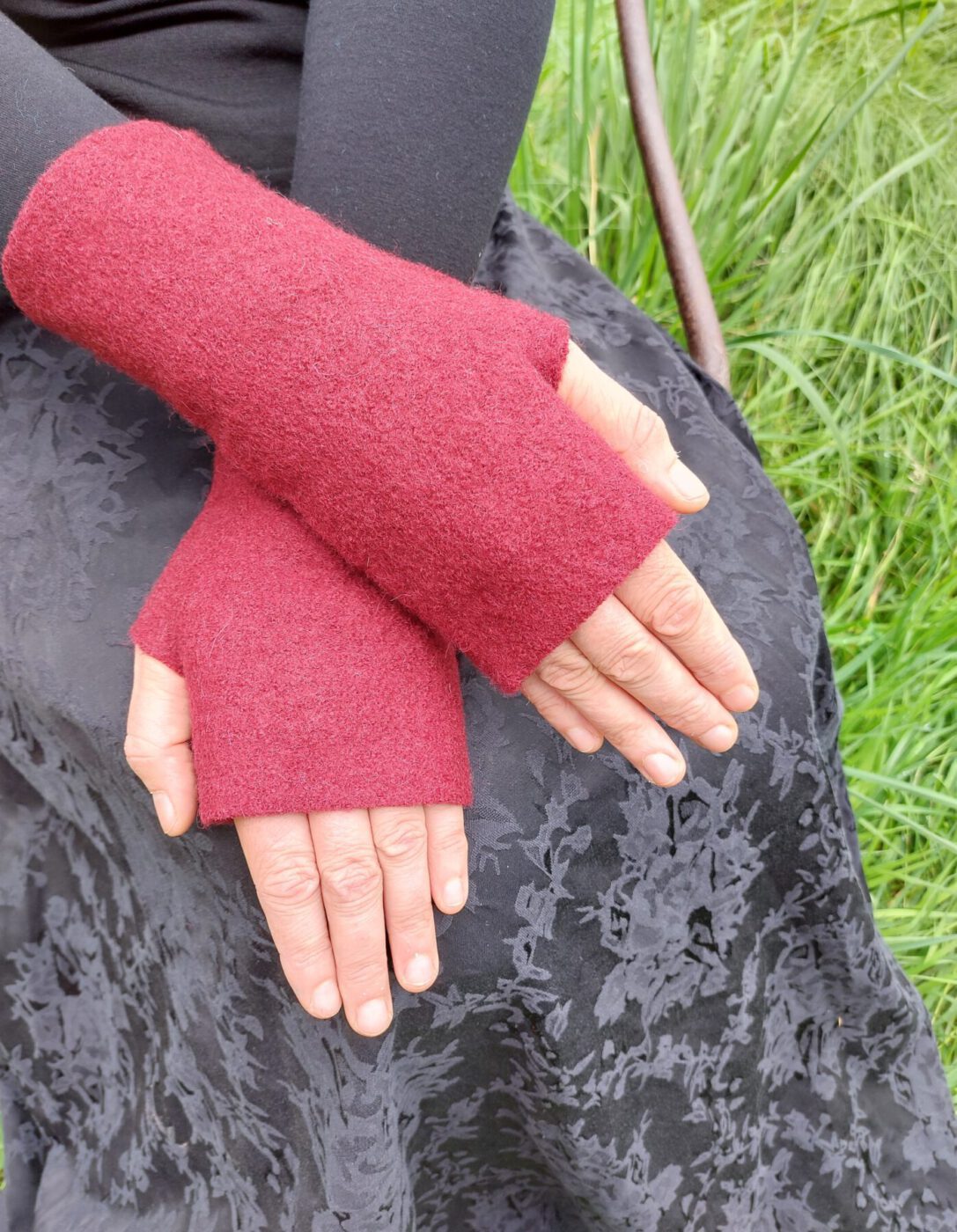 Pulswärmer aus gewalkter Schurwolle mit daumenloch in rot