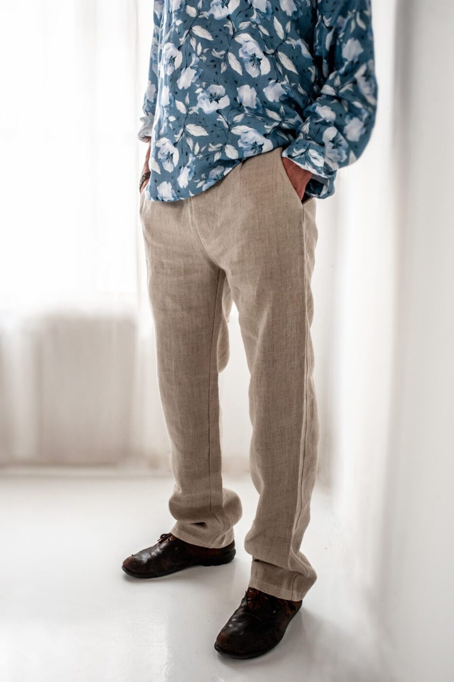 Zeitlose Hose Florian aus Hanfstoff mit Kordelzug und Baumwollhemd Tomte aus Musselinstoff in Malvenblau und