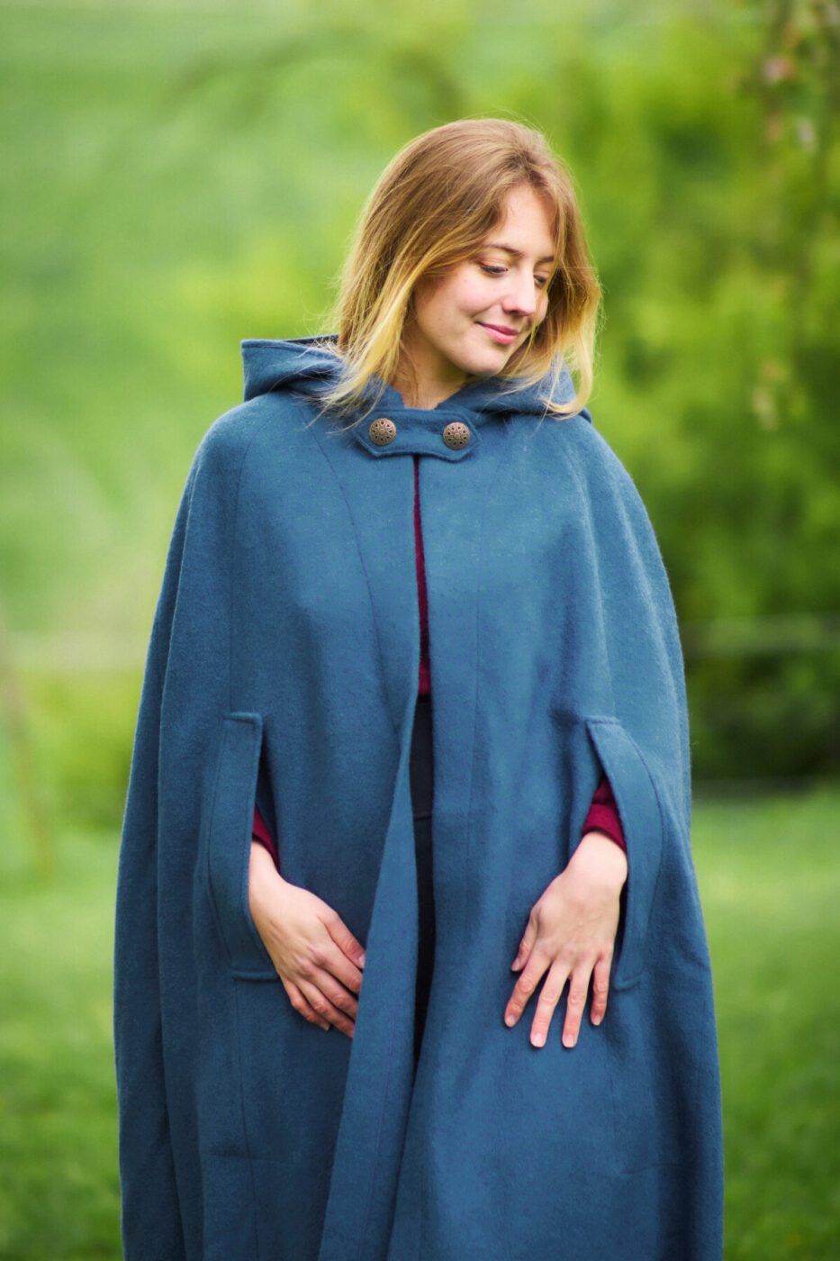 DSC01996 Umhang Ruth Cape2Kurz_Wolle Steinblau