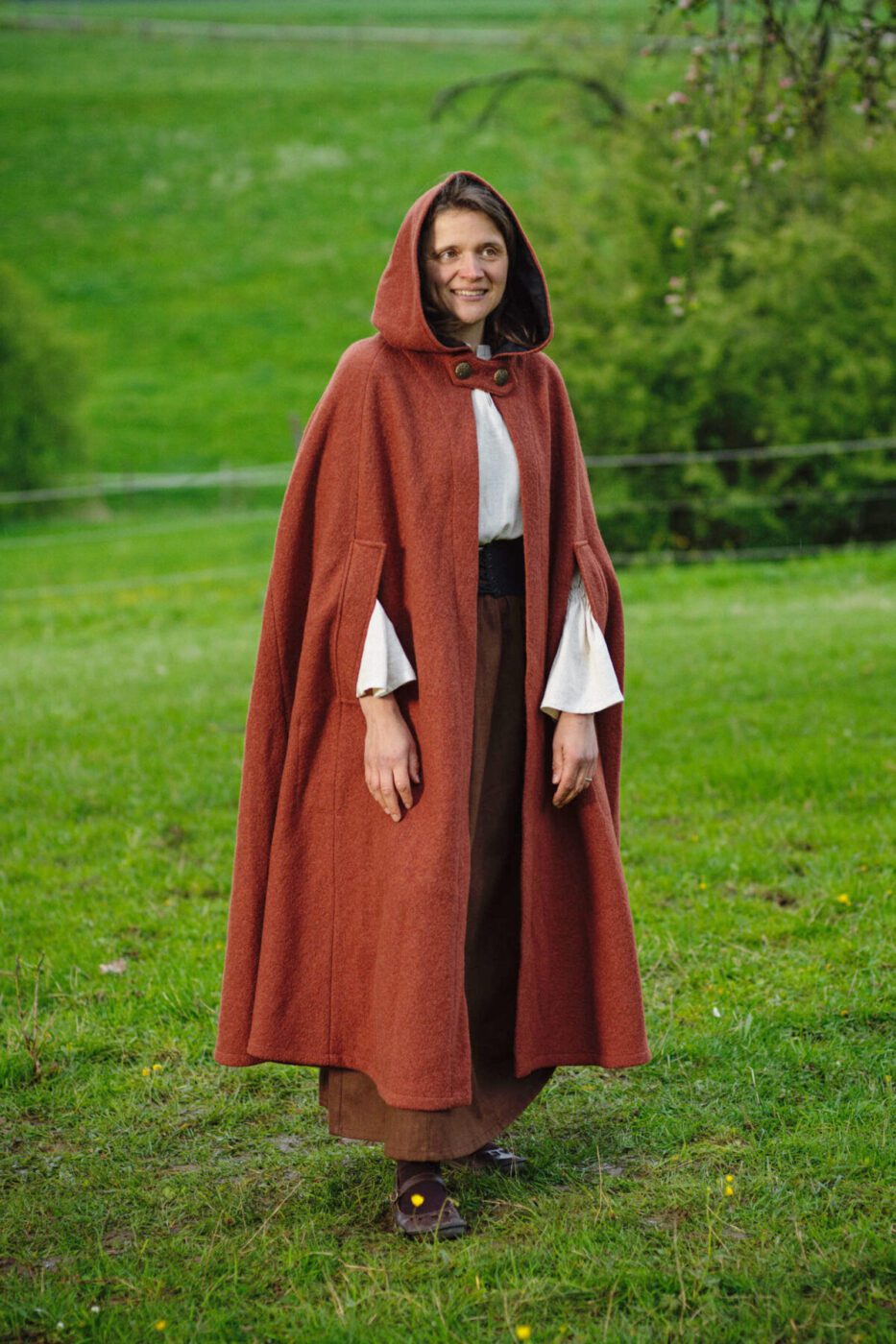 HDR_Get_Natural_Shooting_0068_c1 Umhang Ruth Cape2Kurz_Wolle Terrafarbend