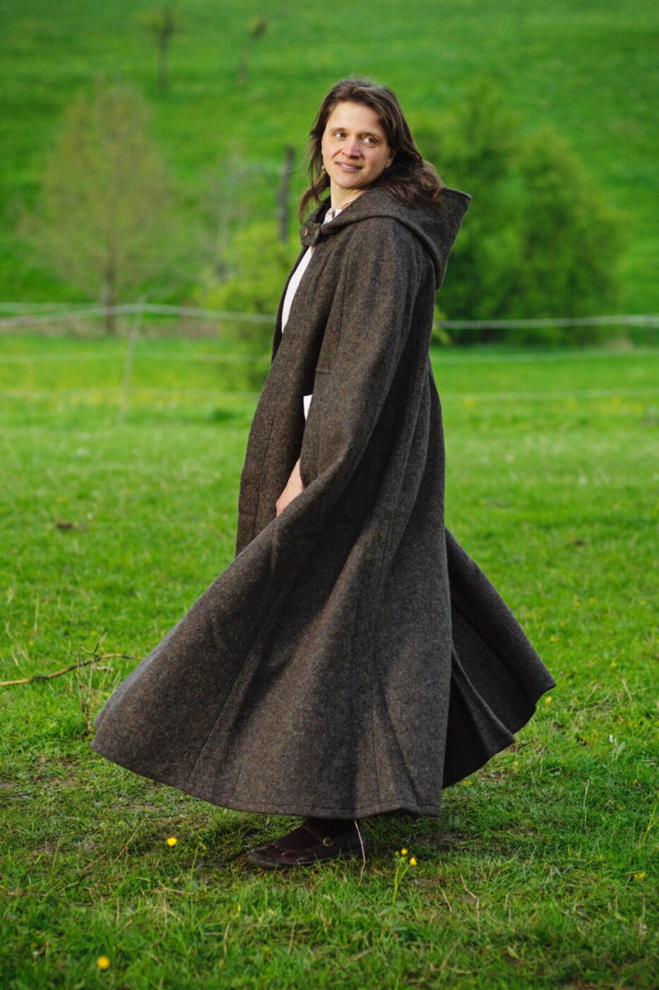 HDR_Get_Natural_Shooting_0076_c1 Umhang Ruth Cape2Kurz_Wolle Grün braun