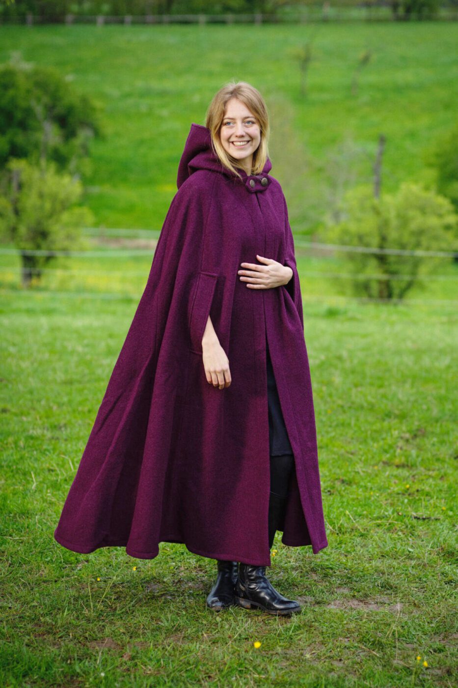 HDR_Get_Natural_Shooting_0131_c1 Umhang Ruth Cape2Kurz_Wolle Brombeere