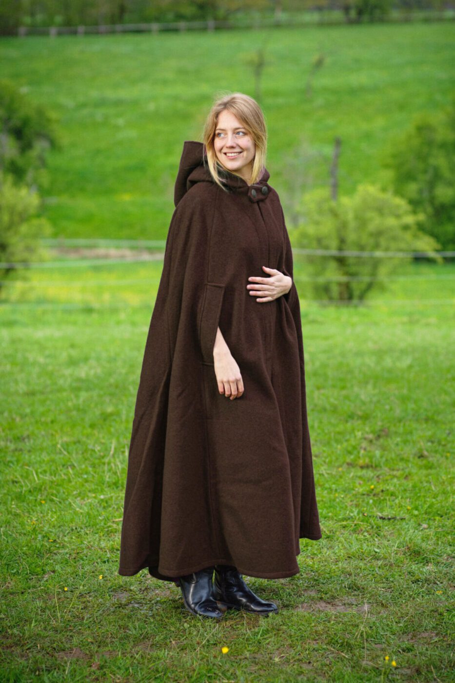 HDR_Get_Natural_Shooting_0133_c1braun Umhang Ruth Cape2Kurz_Wolle schokobraun